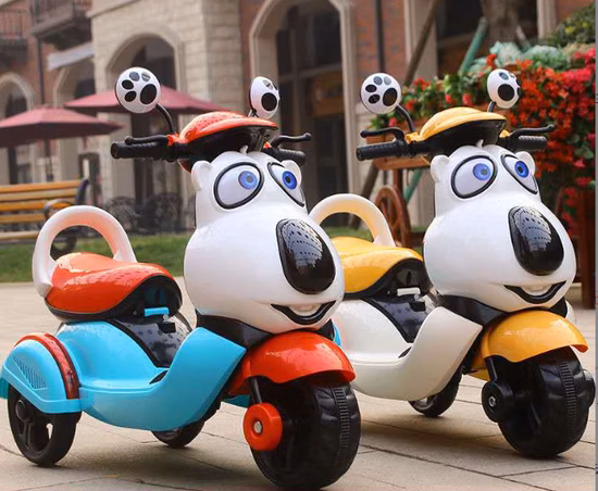 Los niños viajan en juguete, triciclo eléctrico, motocicleta para niños